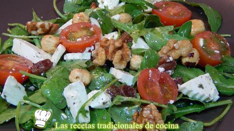 Ensalada de rúcula con frutos secos y queso fresco