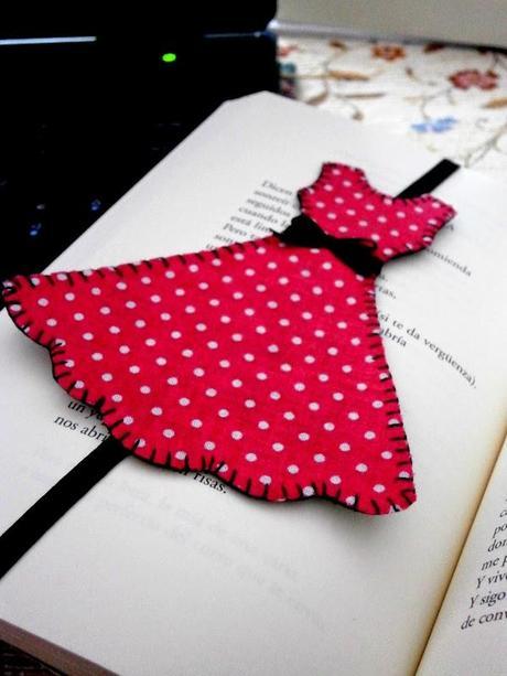 Libro, poema, sonrisa, regalo, marcador, vestido, lunares