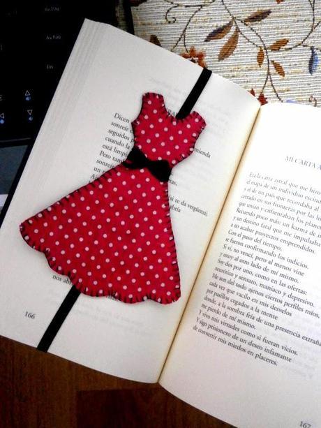 Libro, poema, sonrisa, regalo, marcador, vestido, lunares