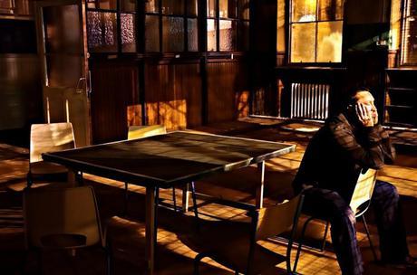 ¿Sentarse y no hacer nada o recibir una descarga eléctrica?