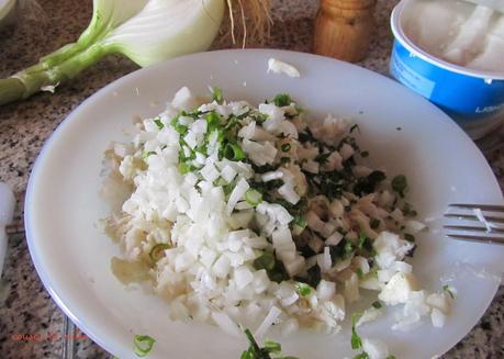 Rollitos de merluza y salmón con salsa de yogurt