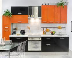 Novedosas cocinas en negro y naranja