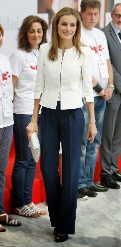 Dña. Letizia, estilo en blanco y azul con La Cruz Roja