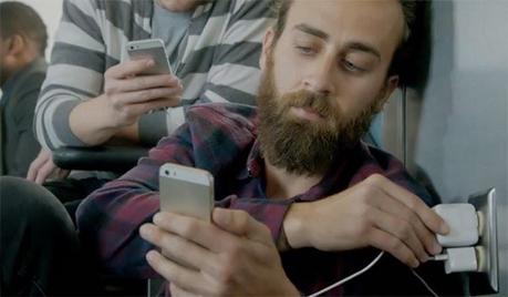 Samsung se ríe del iPhone y su mala batería en su último anuncio