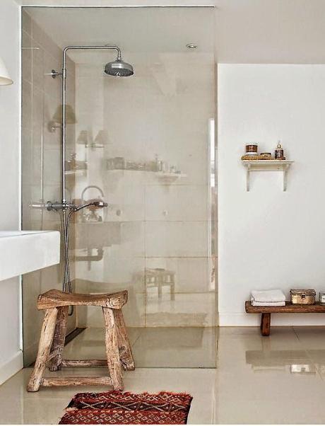 INSPIRACIÓN DE FIN DE SEMANA: UN BAÑO SENCILLO CON DETALLES EN MADERA...
