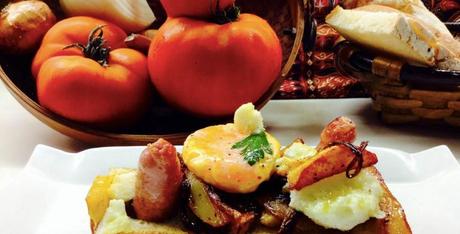 Tosta de patatas con cebolla, salchicha y yema