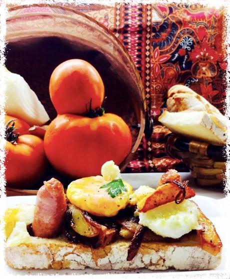 Tosta de patatas encebolladas con salchicha y yema 1