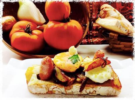 Tosta de patatas encebolladas con salchichas y yema 1