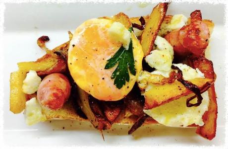 Tosta de patatas encebolladas con salchicha y yema 3