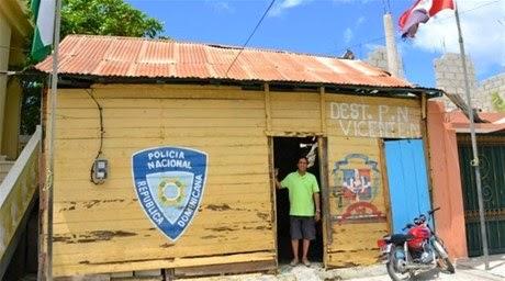 Frank Del Valle y jefe PN inaguran cuartel Vicente Noble.