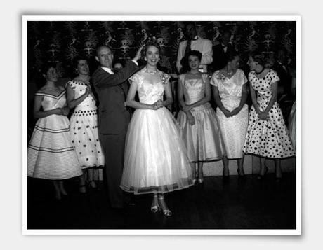 Al finalizar el baile anual de primavera del JPL, en 1955, Alane Hine recibió el título de Miss Misil Teledirigido. El encargado de la coronación fue William Pickering.