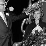 En 1958 nombraron a la primera Reina del Espacio Exterior. En la imagen aparece sentada en el trono con los atributos de reina y una ramo de flores.