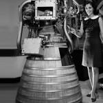 Miss NASA 1968 fotografiada junto al motor de un cohete.