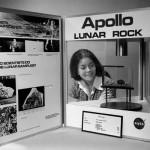 Merri Fahnenbruck, Miss NASA en 1973, posa junto a una roca lunar. Merri la última Miss de la que tengamos conocimiento.