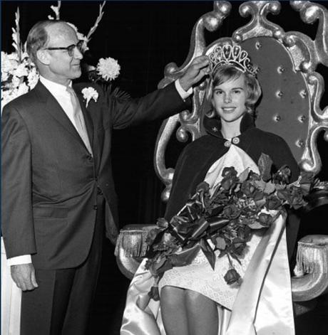 En 1958 nombraron a la primera Reina del Espacio Exterior. En la imagen aparece sentada en el trono con los atributos de reina y una ramo de flores.