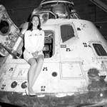 Miss Nasa 1971 posando junto a la cápsula de regreso de la misión Apollo 8.