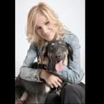 Famosos promueven adopción canina