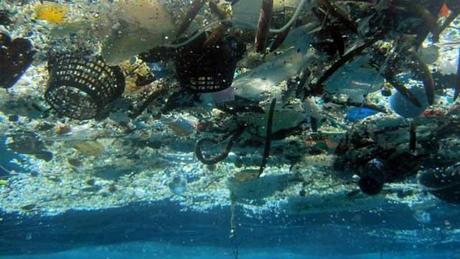 basura plástica en el océano
