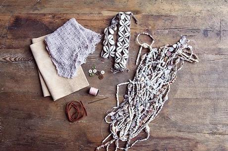 Una tobillera con conchas de mar.