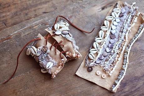 Una tobillera con conchas de mar.