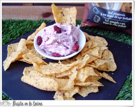 Dip de arándanos con chips de maiz