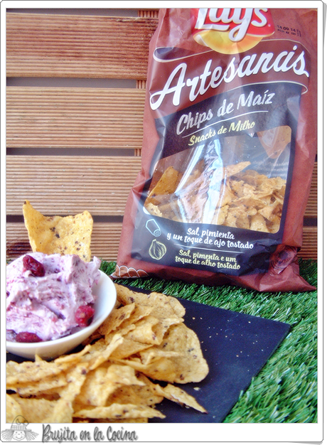 Dip de arándanos con chips de maiz