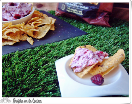 Dip de arándanos con chips de maiz