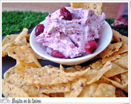 Dip de arándanos con chips de maiz