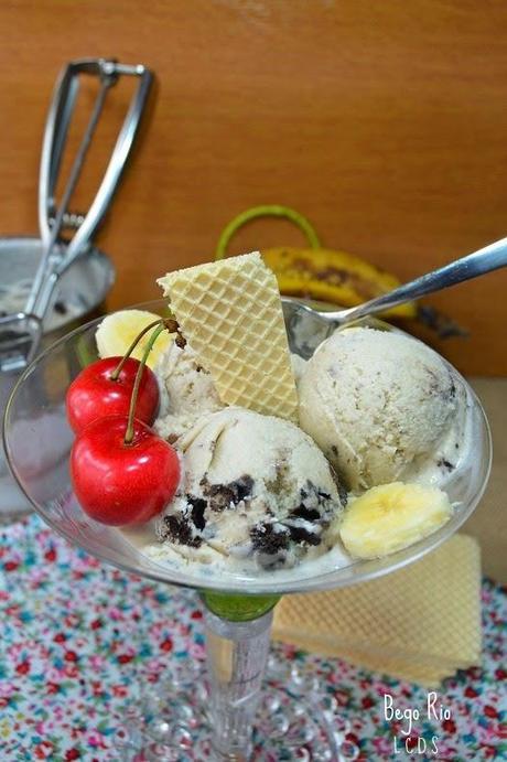 Helado de plátano con mini oreos