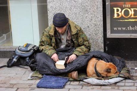 El perro  y la mendicidad ¿Moralmente podemos utilizar animales para pedir?