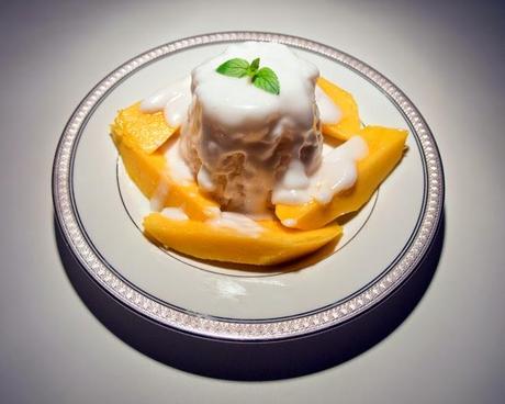 Thai Coconut Sticky Rice & Mango (Arroz dulce tailandés con coco y mango)