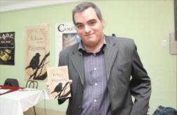 El autor con su segundo libro