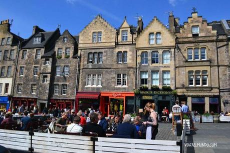 Grassmarket con el pub de Maggie Dickson al fondo, cerquita de The Last Drop