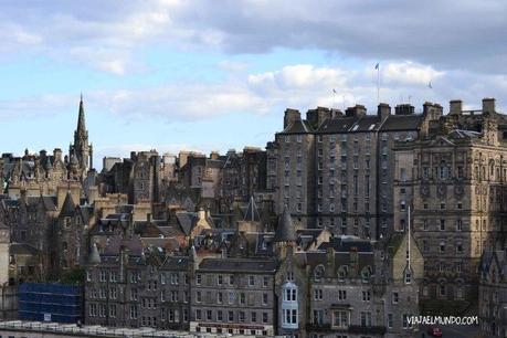 El Old Town de Edimburgo, visto desde el Waverley Bridge