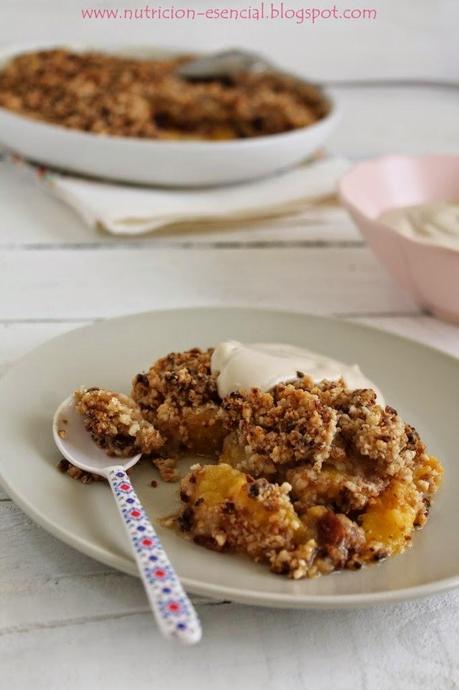 Crumble de melocotón y pasas con crema de vainilla