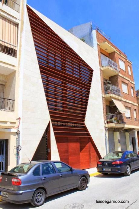 Calabuig House en Benetusser,Valencia - Arquitectura Luis Garrido www.luisdegarrido.com Fachada contemporánea de casa urbana entre medianeras en España
