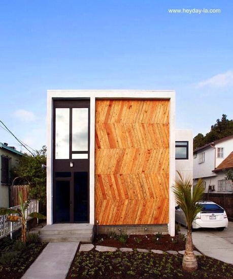 Modelo de casa nueva económica - Productor Sunia Homes suniahomes.com Casa contemporánea fachada en madera Los Angeles, California
