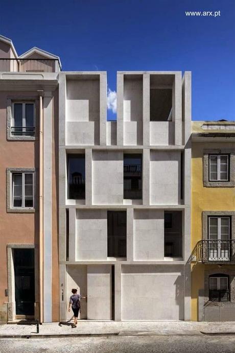 Fachada escultórica moderna en casa contemporánea de Lisboa, Portugal 2013