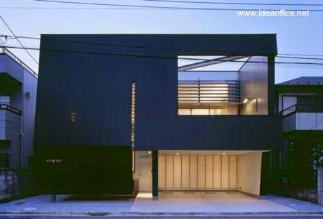 Fachada principal de casa contemporánea residencial japonesa