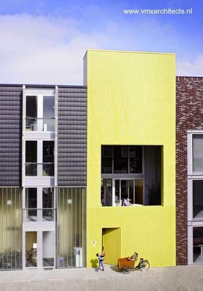 Fachada amarilla de azulejos pequeños en una moderna casa angosta y elevada en Amsterdam 2006