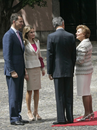 Dña. Letizia llega a Portugal  vestida nuevamente por Felipe Varela