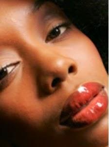 CÓMO USAR UN LABIAL ROJO EN PIEL MORENA