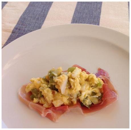 Revoltillo de bacalao con jamón serrano