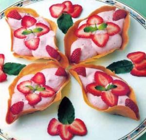 Barquillos con mousse de fresas