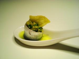 Balneario Termas Pallarés Sardina marinada con aceitunas y patatas fritas.