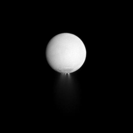 Las plumas de gases de Encélado, brillando por la luz del Sol