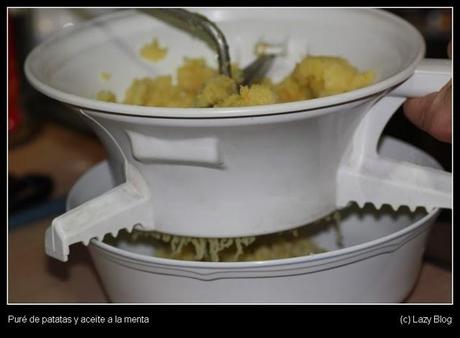 Puré de patatas con aceite y menta. Estupendo!