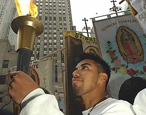La antorcha bendecida abrirá paso a la marcha por la emigración. | Reuters