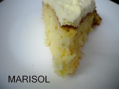 Bizcocho de coco con cubierta de queso  al toque de naranja