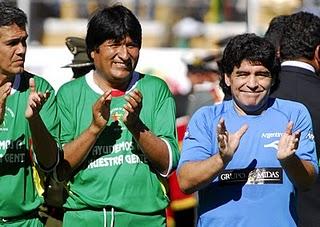 La agresión de Evo Morales a un opositor jugando a futbol